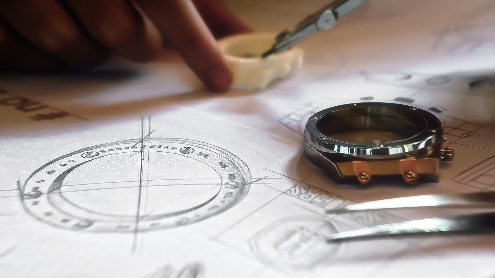 Diseño de reloj Hustlers sobre bocetos técnicos