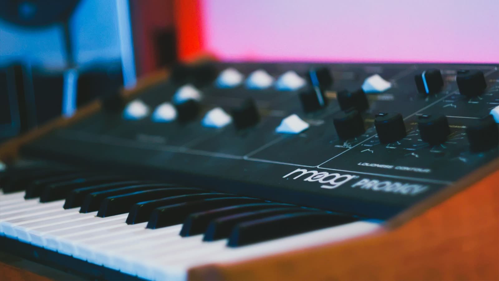 Sintetizador en el estudio de sonido de Pillabana